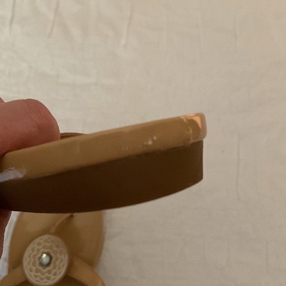 LINDSAY PHILLIPS medallion tan patent sandals thongs size 9.5 - Picture 8 of 11